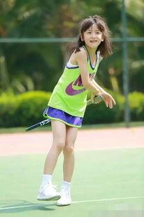 叶一茜分享女儿打网球的精彩瞬间